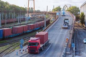 gran terminal de carga en puerto marítimo foto