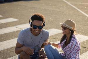 feliz pareja joven escuchar música foto