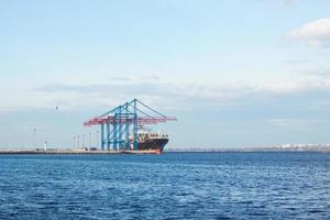 gran terminal de carga en puerto marítimo foto