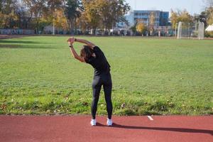 joven corredora entrenando en verano al aire libre en el studium