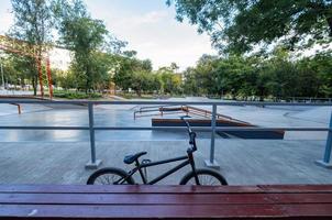 soporte para bicicletas bmx en skatepark vacío foto