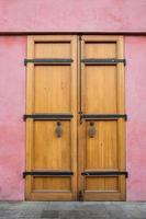 primer plano de la antigua puerta de madera con detalles metálicos foto