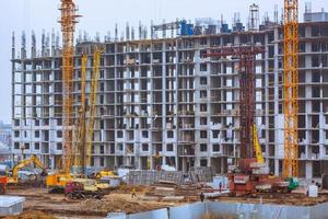 edificio de hormigón en curso con grúas foto