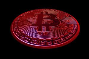 vista distorsionada de bitcoin único rojo de la moneda criptográfica durante la caída del mercado en la espalda negra foto