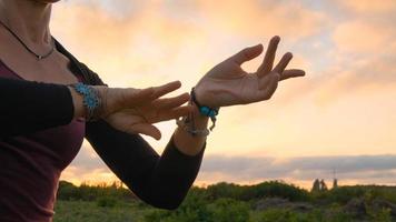 danza femenina feliz en los campos de verano durante la hermosa puesta de sol foto