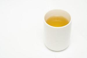 té verde sobre un fondo blanco. imagen de té verde japonés. taza de té aislado sobre fondo blanco foto