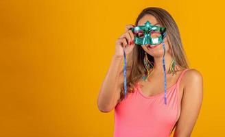 carnaval brasileño. mujer joven disfrazada disfrutando de la fiesta de carnaval. foto