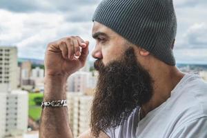 hombre barbudo mirando el horizonte. concepto de masculinidad y cuidado con la barba. foto