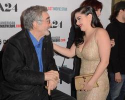 los angeles, 22 de febrero - burt reynolds, ariel winter en el estreno de la última estrella de cine en el teatro egipcio el 22 de febrero de 2018 en los angeles, ca foto