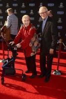 los angeles, 6 de abril - marilyn bergman, alan bergman en la alfombra roja de la noche de apertura del festival de cine clásico tcm 2017 en el imax del teatro chino tcl el 6 de abril de 2017 en los angeles, ca foto