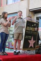 los angeles, 26 de abril - bindi irwin, robert irwin en la ceremonia estelar de steve irwin en el paseo de la fama de hollywood el 26 de abril de 2018 en los angeles, ca foto