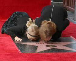 los angeles, 11 de enero - aviana olea le gallo, amy adams en la ceremonia de la estrella de amy adams en el paseo de la fama de hollywood el 11 de enero de 2017 en los angeles, ca foto