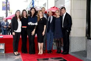 los angeles, 11 de enero - amy adams, su equipo en la ceremonia de la estrella de amy adams en el paseo de la fama de hollywood el 11 de enero de 2017 en los angeles, ca foto