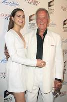 los angeles, 13 de abril - bailee madison, pat boone en el estreno de una historia de vaqueras en los teatros pacific at the grove el 13 de abril de 2017 en los angeles, ca foto