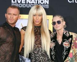 los angeles, 24 de septiembre - agosto getty, gigi hermosa, nats getty at the a star is born la premiere en el shrine auditorium el 24 de septiembre de 2018 en los angeles, ca foto