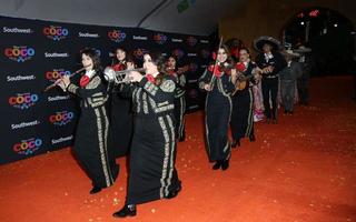 los angeles, 8 de noviembre - ambiente en el estreno de coco en el teatro el capitan el 8 de noviembre de 2017 en los angeles, ca foto