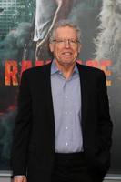 los angeles, 4 de abril - carlton cuse en el estreno de rampage en microsoft theater el 4 de abril de 2018 en los angeles, ca foto