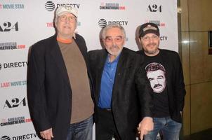 los angeles, 22 de febrero - chevy chase, burt reynolds, adam rifkin en el estreno de la última estrella de cine en el teatro egipcio el 22 de febrero de 2018 en los angeles, ca foto