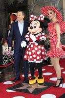 los angeles, 22 de enero - bob iger, minnie mouse, katy perry en la ceremonia de la estrella de minnie mouse en el paseo de la fama de hollywood el 22 de enero de 2018 en hollywood, ca foto