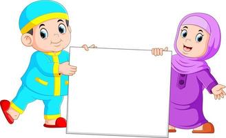 niño musulmán feliz con cartel en blanco vector