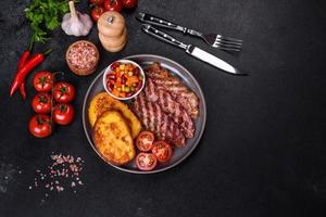 rebanadas de delicioso tocino a la parrilla con picatostes fritos en huevo con especias, sal, verduras y hierbas foto