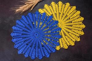 algunas cosas atadas con cuerdas con tus propias manos en los colores de la bandera de ucrania foto