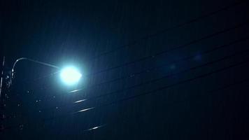 regent nacht en licht. 4k-beelden regendruppels vallen in de nacht video