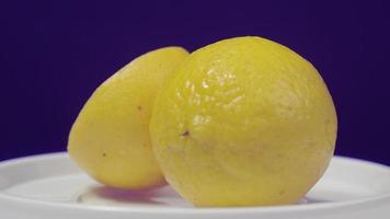 delicioso limão movendo-se no toca-discos isolado no fundo preto. video