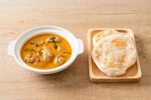 sopa de pollo al curry con roti foto