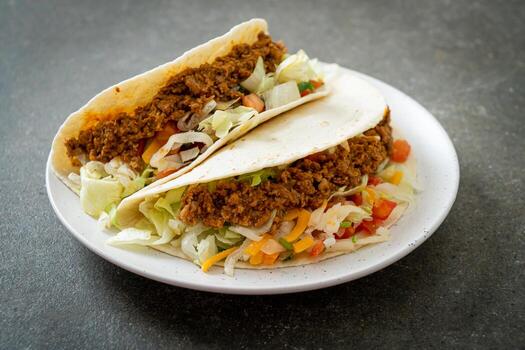 tacos mexicanos con pollo picado foto