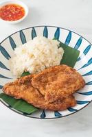 pollo frito con arroz glutinoso