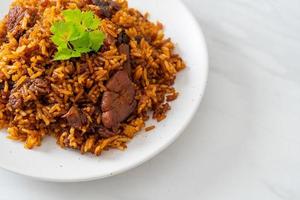 nasi goreng - arroz frito con cerdo al estilo indonesio foto