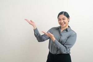 mujer asiática con la mano presentando en el fondo foto