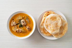 sopa de pollo al curry con roti foto