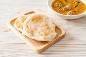 sopa de pollo al curry con roti foto