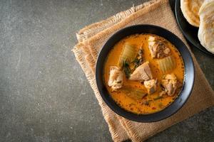 sopa de pollo al curry con roti foto