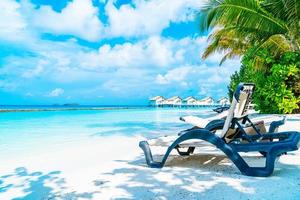 silla de playa con tropical maldivas resort hotel isla y mar foto