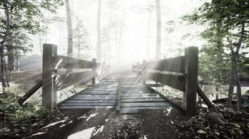 vieux pont en bois mystique dans le brouillard
