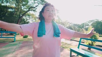 asiatische ältere paare, die aufwärmübungen machen, bevor sie im park trainieren, erholungsspielplatz, familientreffen, gesunde aktivitäten, körperkonditionierung, seniorengruppenübungsgemeinschaft video