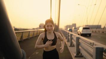fit jonge vrouw met atleet sprinten snel rennen intensieve training uitdaging uithoudingsvermogen trainen in stedelijke stad op ochtend of avond video