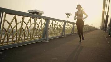 Una mujer joven en forma atleta corriendo corriendo rápido corriendo un desafío de entrenamiento intenso entrenando resistencia en la ciudad urbana por la mañana o por la noche video