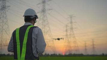 Los ingenieros eléctricos están controlando drones para usarlos en inspecciones de alta potencia los sábados. video