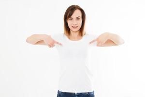 diseño de camisetas, concepto de personas - primer plano de una mujer joven con camisa blanca, frente aislado. maqueta de plantilla para impresión de diseño. copie el espacio foto