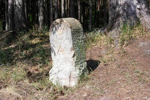 piedra kilométrica junto al camino foto