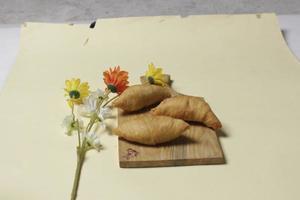 Savory molen banana cake for snacks to accompany the breakfast menu. Molen bananas with pastries are usually served with a cup of hot coffee or tea. Market snacks. Focus blur. Focus on some angels. photo