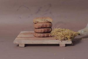 las galletas de chocolate de forma cuadrada son adecuadas como merienda para el menú del desayuno. empezar la mañana con galletas. Puede ser consumido por todas las edades, desde niños pequeños hasta ancianos. pila de galletas. foto