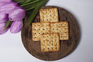 galletas roma servidas con café, perfectas para relajarse. los alimentos elaborados a base de trigo son capaces de retrasar el hambre y también para el desayuno por la mañana. 'galleta' del latín, bis coctus que significa dos veces foto