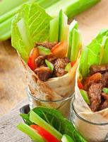 wraps de tortilla con carne y verduras frescas foto
