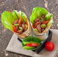 wraps de tortilla con carne y verduras frescas foto
