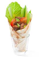 wraps de tortilla con carne y verduras frescas foto